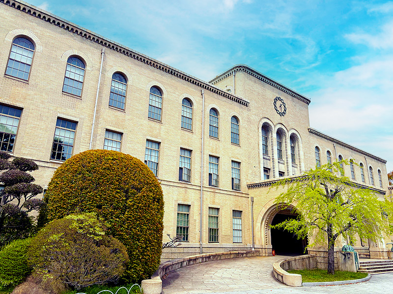 【神戸大学】ロマネスク様式の建築が連なる神戸の最高学府、同大学の小代先生が特別案内